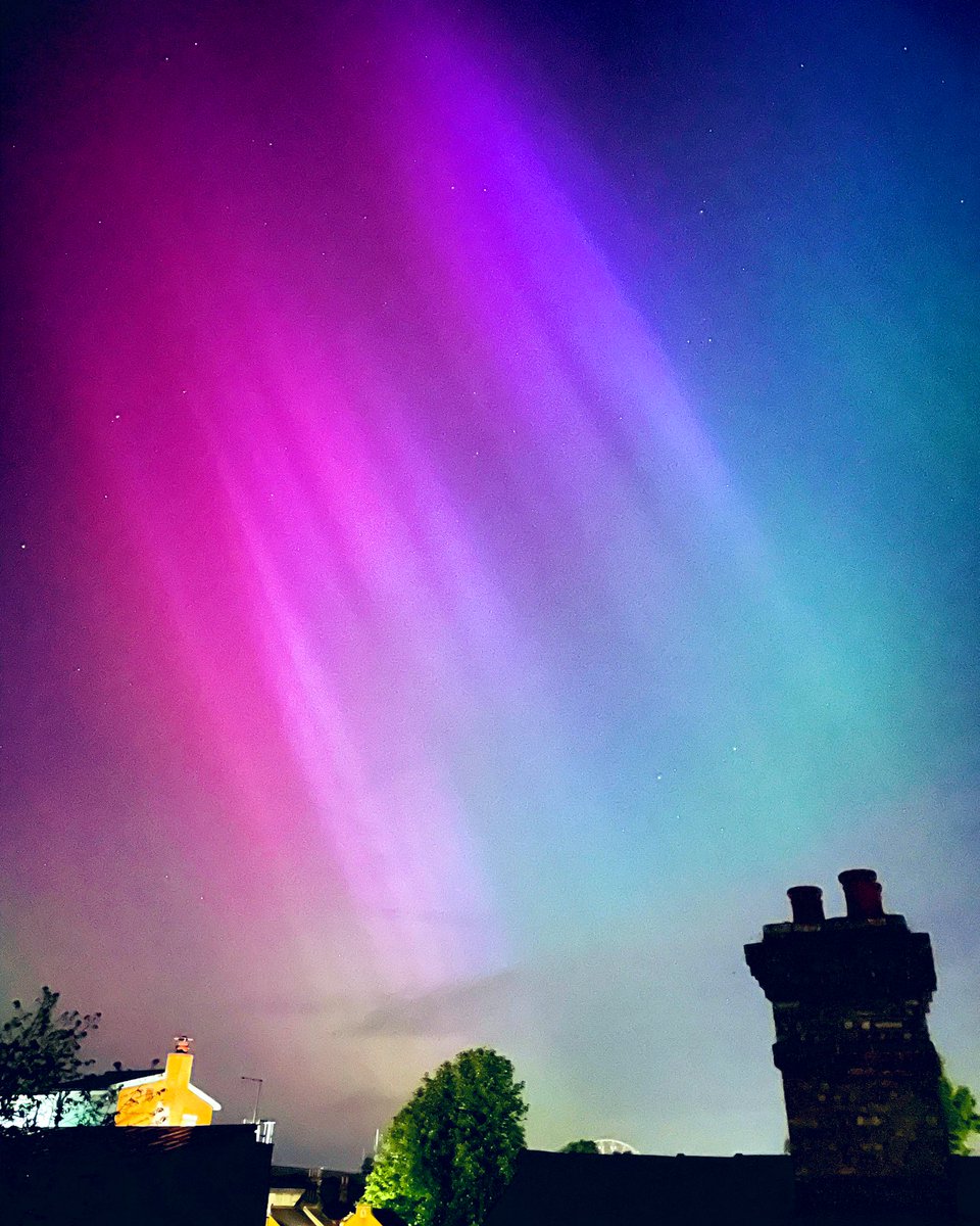 Nerea Irigoyen 👩🏻🔬🦠🦟🇪🇺 (@nereairigoyen) on Twitter photo Hoy el mundo se divide entre los hemos visto auroras tirados en el sofá 🛋️ y los que no…pero tras la tormenta solar…
ahora nos viene <a href="/ElGranApagon/">El gran apagón</a> 😅😅😅
Foto desde la ventana en Cambridge (🇬🇧) a media noche en un día espectacular de 24C y cielos claros 😍 Hoy el mundo se divide entre los hemos visto auroras tirados en el sofá 🛋️ y los que no…pero tras la tormenta solar…
ahora nos viene <a href="/ElGranApagon/">El gran apagón</a> 😅😅😅
Foto desde la ventana en Cambridge (🇬🇧) a media noche en un día espectacular de 24C y cielos claros 😍