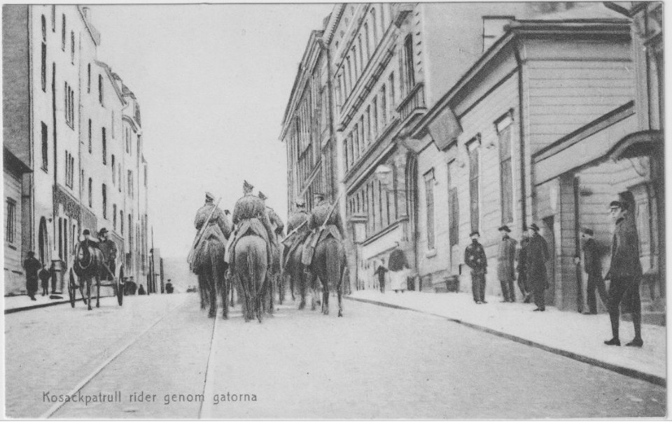 Tunnistaako <a href="/pekkasauri/">Pekka Sauri</a> missä kasakat partioivat? Joissain teksteissä mainitaan, että tämä olisi Hakaniemen mellakoiden aikana otettu kuva.