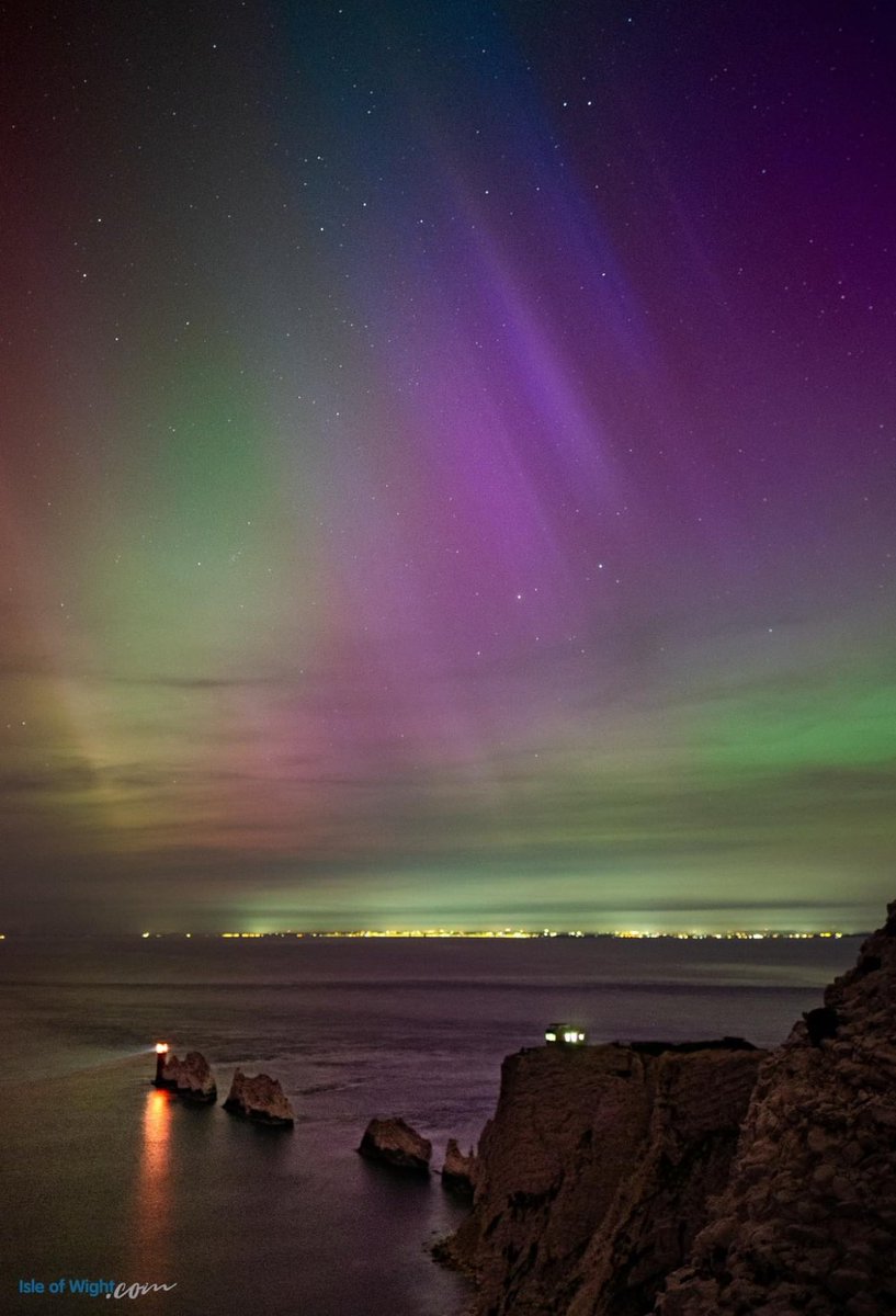 Great pictures of The Northern Lights over @VisitTheNeedles .This one from @Isleofwight People are saying no words to describe this, me and wifey have three. We missed it 😂😂 Ffs 🤦‍♂️ @VisitIOW @TotallyIOW @RedFunnelFerry @wightlinkferry @ilovecowes @iwightradio…