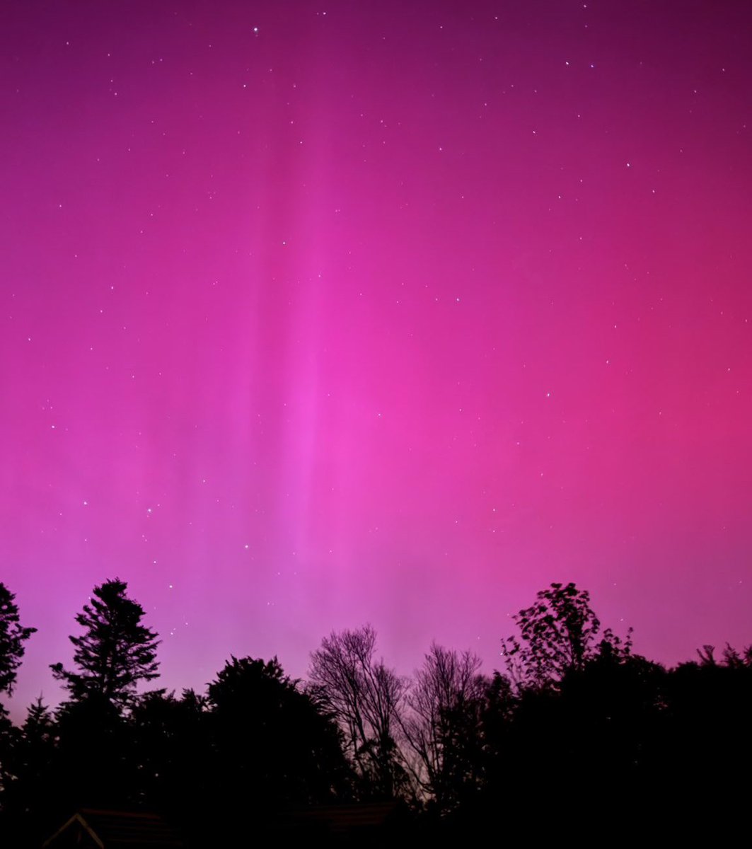 🇫🇷🌌 Cette nuit, une tempête solaire très rare a touché la Terre et a provoqué d’incroyables aurores boréales partout en France, comme ici dans les Vosges ! Dites-nous en commentaires si vous avez pu en apercevoir chez vous ! 🤩 📸 SeannFr (X)