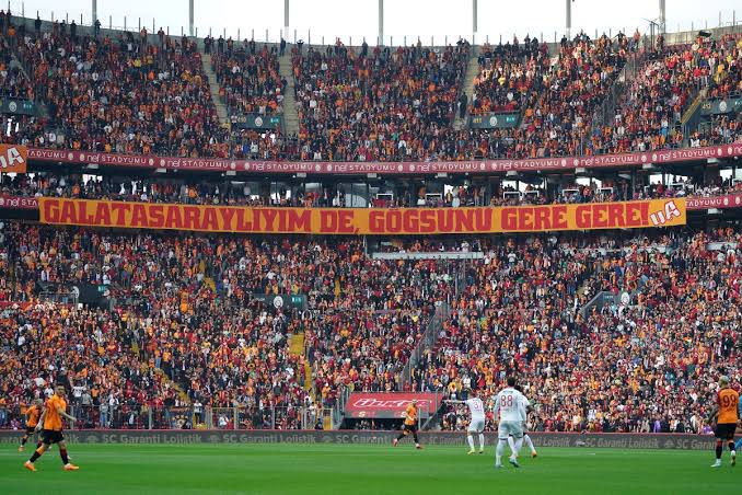 Levent Tüzemen: '%99 oranında yenileme oldu, kombineler satışa çıktıktan 5 dakika sonra tükendi. Bu bir ilk. Galatasaray, bu alanda Bayern Münih'i bile geçerken Alman kulübünün yetkilileri, sarı kırmızılılarla temasa geçerek bunu nasıl başardıklarını sordu.'