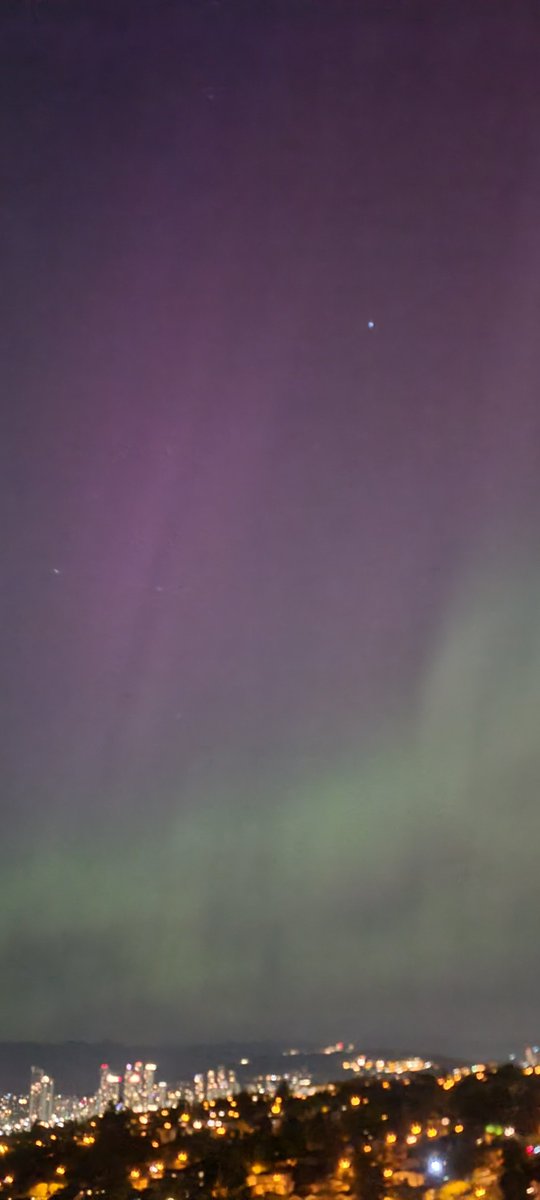 Listbeamcom's tweet photo. #SolarFlare 
#aurora over #vancouver BC https://t.co/CSqbSYfFnT