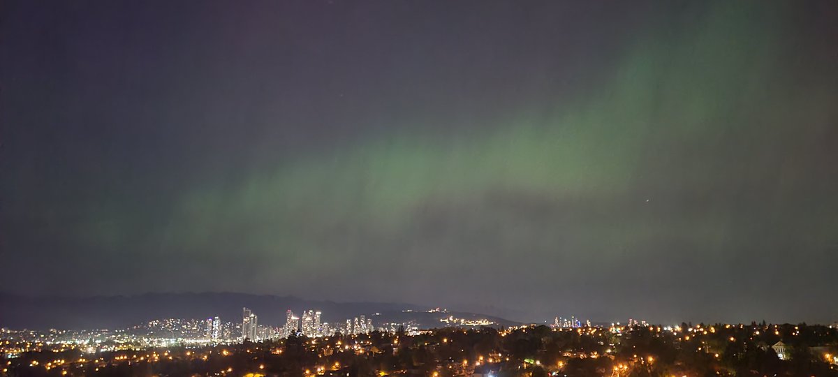 Listbeamcom's tweet photo. #SolarFlare 
#aurora over #vancouver BC https://t.co/CSqbSYfFnT