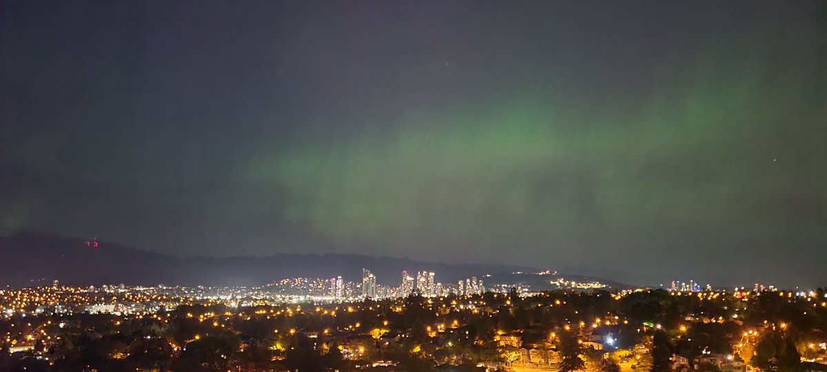 Listbeamcom's tweet photo. #SolarFlare 
#aurora over #vancouver BC https://t.co/CSqbSYfFnT