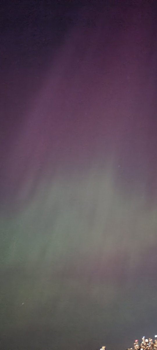 Listbeamcom's tweet photo. #SolarFlare 
#aurora over #vancouver BC https://t.co/CSqbSYfFnT