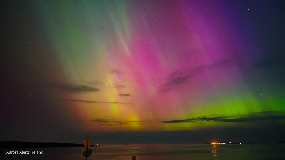 The Northern lights from Rosses Point, Sligo last night . What a show.

donegalweatherchannel.ie/live-aurora-no…

#aurora #ireland #northernlights #auroraborealis #eire #astronomy #europe #astro #space #spaceweather #nightphotography
