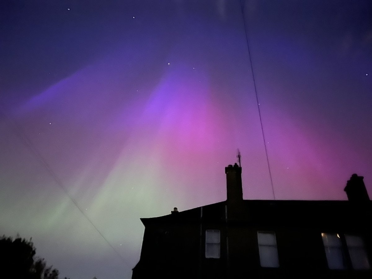 cbeyts's tweet photo. First time seeing the #Auroraborealis last night and it was in my back garden in #Edinburgh! https://t.co/jto4aPmRhO