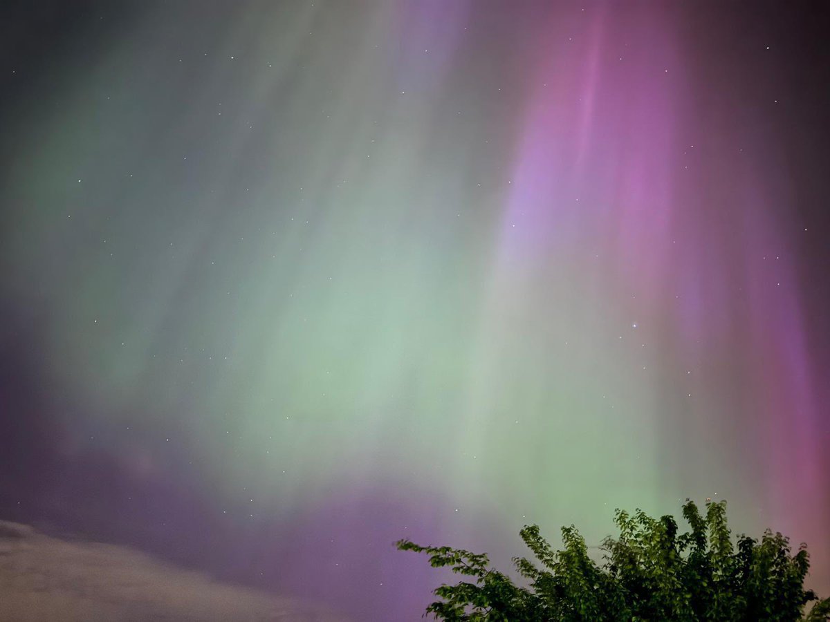 I’ve just landed in Melbourne for #INSAR2024 but I missed the aurora in my back garden at home! Something I’ve always wanted to see but not yet. Hubby snapped a great pic though!
