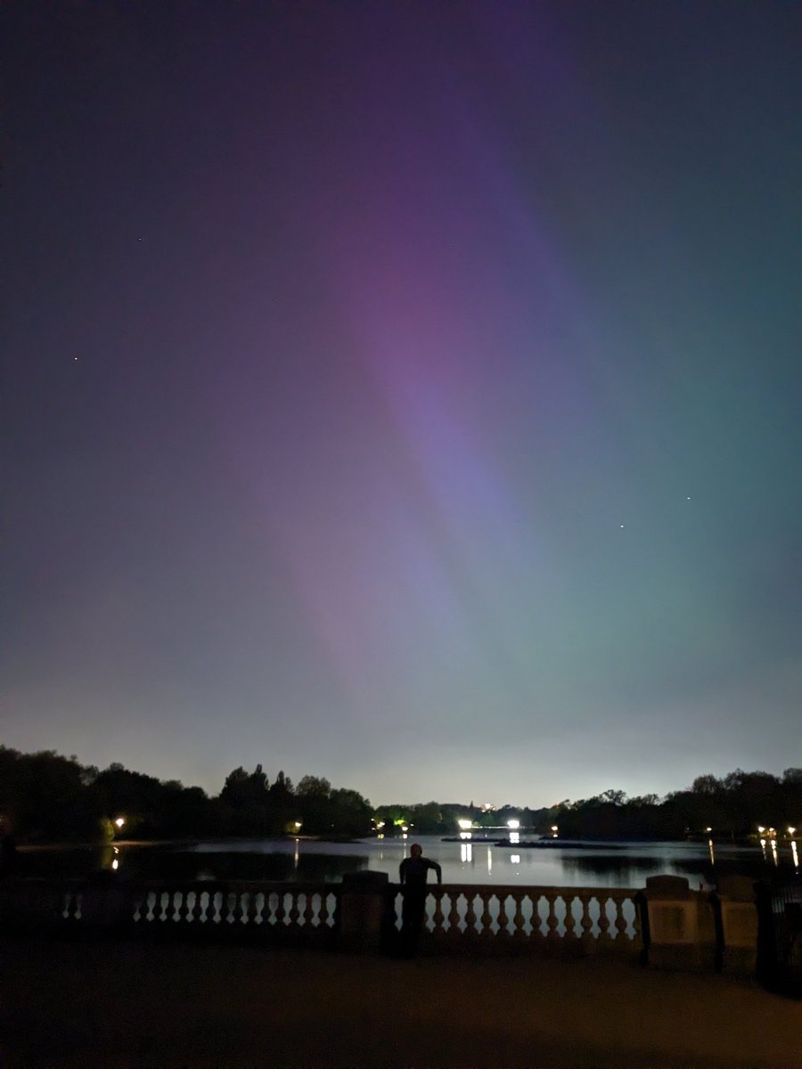 said3427's tweet photo. Last night Northern lights in central London (Hyde Park) https://t.co/ZM8MY6bVrV