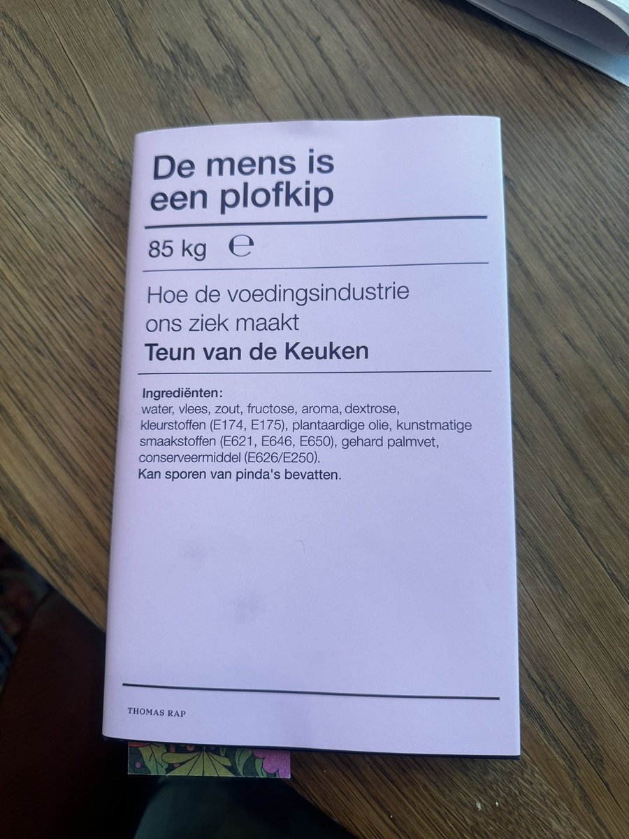 “De mens is een plofkip” van @teunvandekeuken  over de invloed van het neoliberalisme op uiteindelijk de voedingsindustrie. Wat ziekmakend, invloedrijk en gemeen is deze industrie, zo slecht voor onze gezondheid. De oplossingen zijn er ook!
 <a href="/MaartenOoijen/">Maarten van Ooijen</a> hoop dat jij het leest