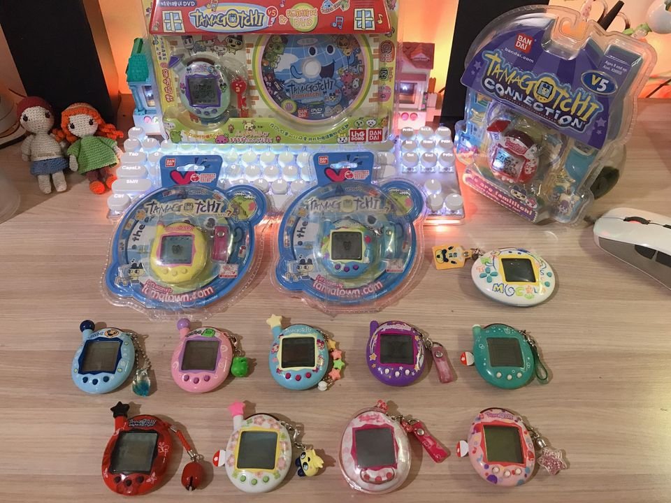 My last Tamagotchi collection that I had to sell last time cus of financial reason;; Now I can finally buy them without breaking the bank!!!!!
