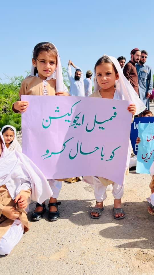 عافیہ اسلامک پبلک گرلز اسکول شمالی وزیرستان کا دل توڑنے والا منظر💔
جہاں ان بے بس بچیوں کے چہروں پر ایک ہی سوال ہے کہ کیا ھم یہ حق نہیں رکھتے کہ ہم بھی تعلیم حاصل کرکے اپنے قوم کی خدمت کرے.؟؟
#letpashtunGirlslearn