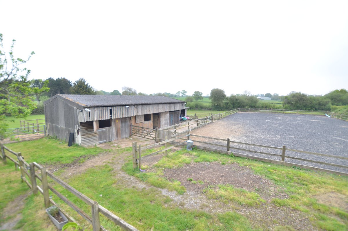 EquusProperty's tweet photo. https://t.co/85qW4BcEzb Equestrian &amp;  country property for sale - new to the market in East Sussex - 4 bedrooms &amp; 4 acres / barn &amp; satbles as well as Riding Arena / 20mx40m - £925k https://t.co/MzJmmBWZHX