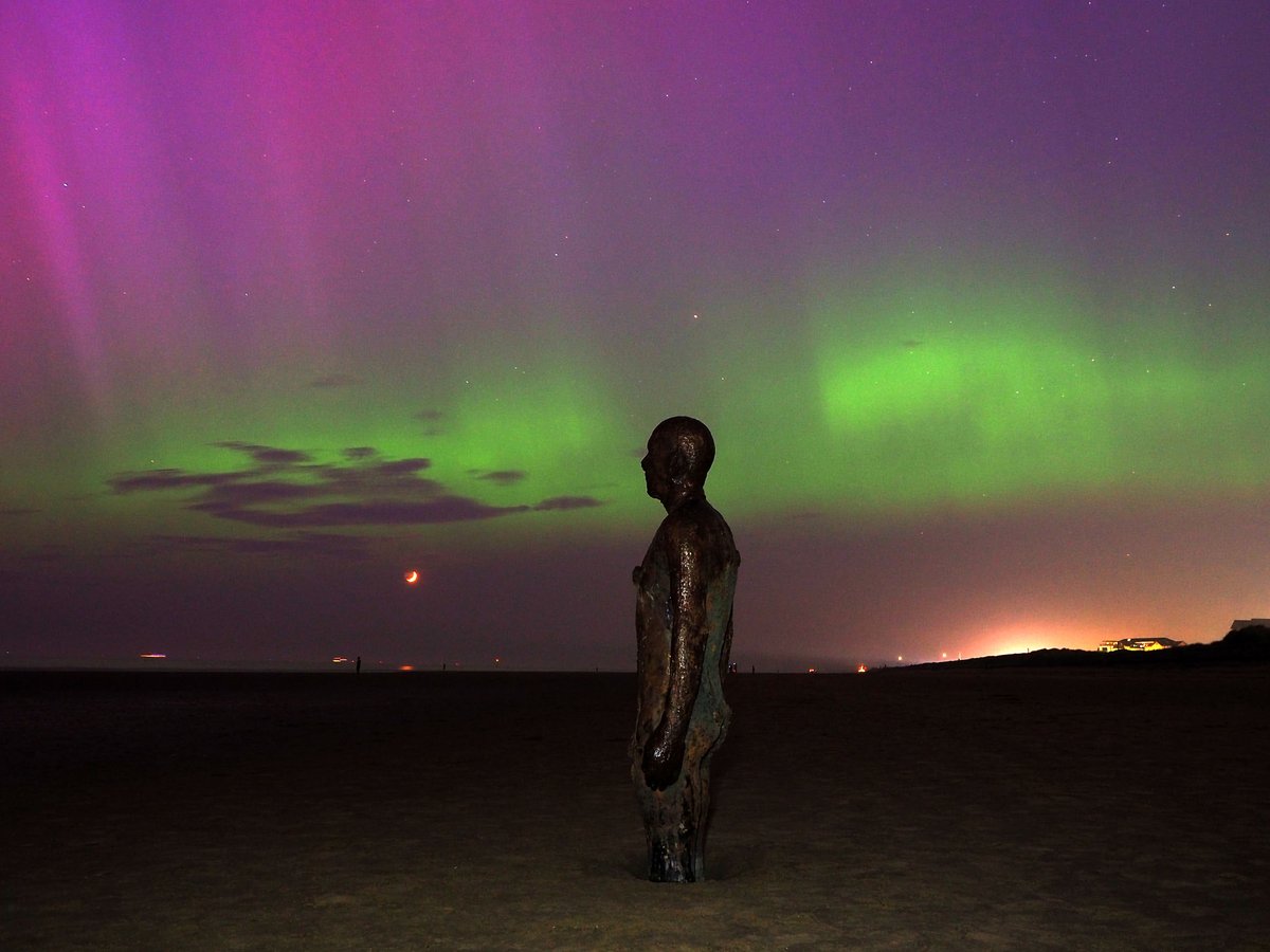 Nature put on a wonderful display of auroral light last night over Crosby beach as the sky danced with colour. @IronMenCrosby