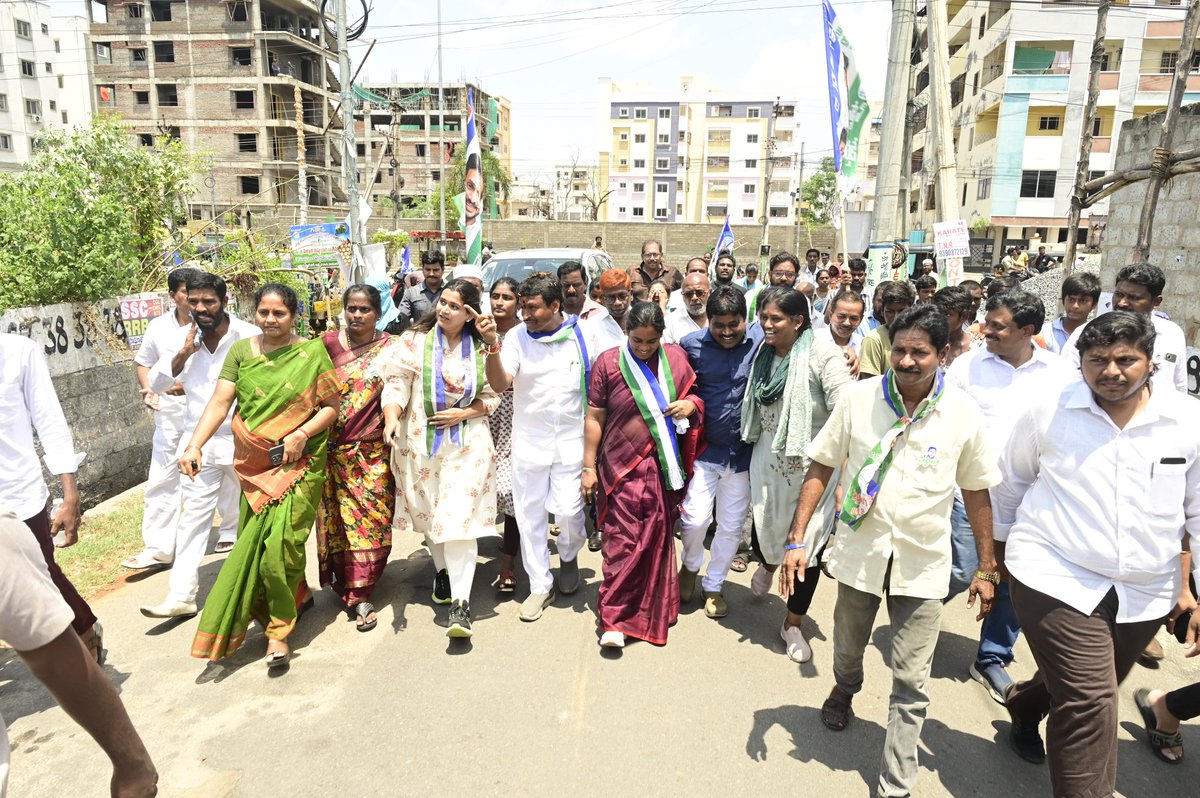 విజయవాడ సెంట్రల్ నియోజకవర్గం 59, 58, 57 డివిజన్లలో వై యస్ ఆర్ కాంగ్రెస్ పార్టీ నిర్వహించిన ఎన్నికల ప్రచార ర్యాలీలో ఎమ్మెల్యే అభ్యర్థి శ్రీ వెలంపల్లి శ్రీనివాస్, అశ్విని, మంచుకొండ చక్రవర్తి, డిప్యూటి మేయర్ శ్రీమతి అవుతు శైలజా రెడ్డి గార్లతో కలసి పాల్గొన్నాను ఎమ్మెల్యే అభ్యర్థి