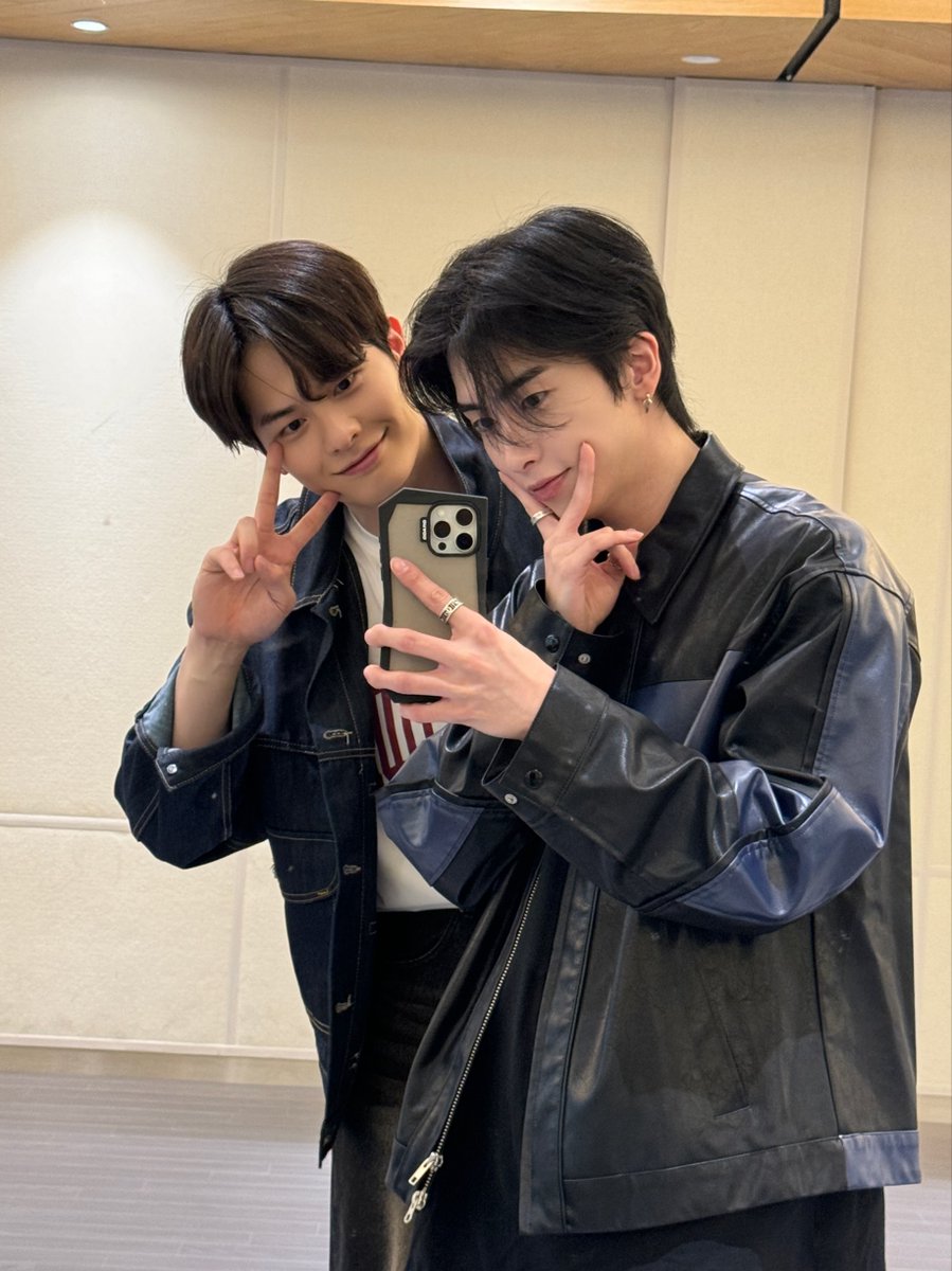 OFFICIAL_LDY's tweet photo. [🕺🏻]
민규랑 🐕 #DRIPDROPchallenge🐺
with #정민규 #JeongMingyu @fantagiogroup

🔗https://t.co/6TOovOnGhC

#이동열 #LEEDONGYEOL 
#HOWLING #DRIPDROP 
#PA엔터테인먼트 #PAEntertainment #PA_Ent https://t.co/k90CAUp0sQ