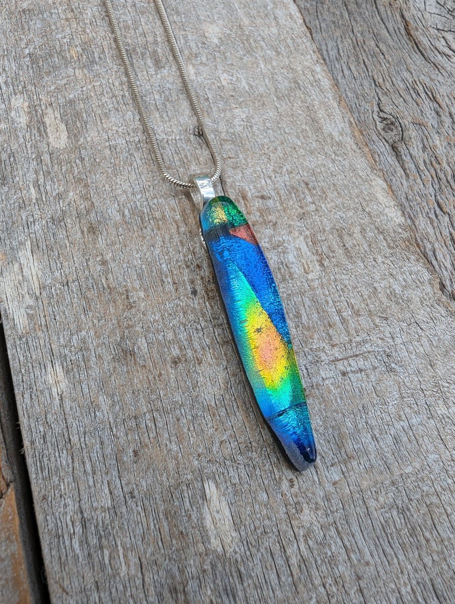 Stunning sparkling colours and shape in this handcrafted dichroic glass necklace. #ukgiftam #ukgifthour #handmade #giftideas #shopindie buff.ly/3vXcRw1