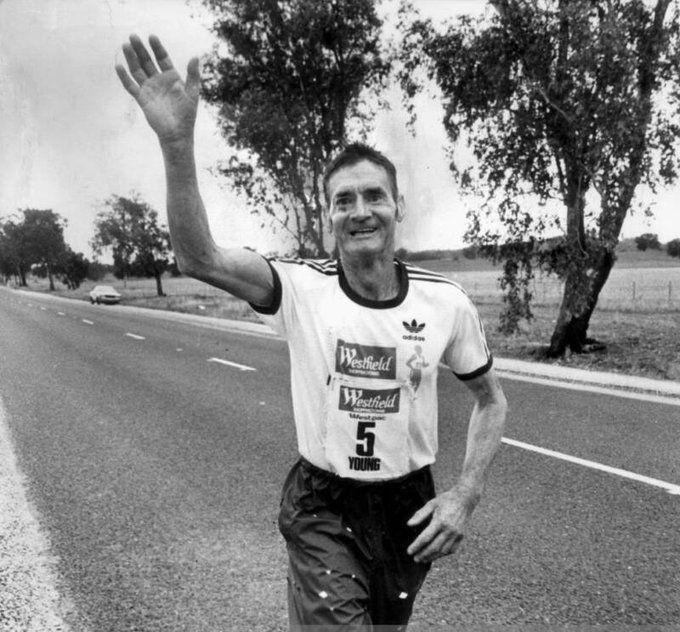 Just before the start of the 544-mile Sydney to Melbourne Ultramarathon in 1983, one particular runner caught the attention of the Australian media: a 61-year-old potato farmer named Cliff Young. (thread) 🧵