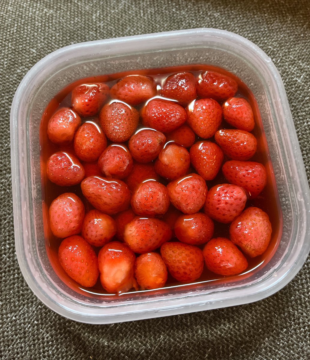 苺の美味しい季節ですね🍓
小さい苺を白ワインとお砂糖で煮込みました。
そのまま食べても美味しいし、白ワインにこのシロップを入れてカクテルとして飲んでも美味しい、飲み過ぎちゃう…