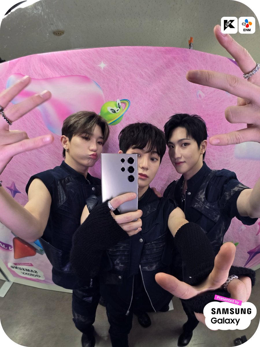 [#KCONJAPAN2024] 📸 #THENEWSIX MIRROR SELFIE 📍 MAY 11 (SAT) 🪞,🪞, who is the best in the world? - YOU!!!!! 🪞、🪞、この世で一番美しいのは誰？ ‐あなた!! 🎈2024.05.10.-05.12 ✨Let's #KCON!