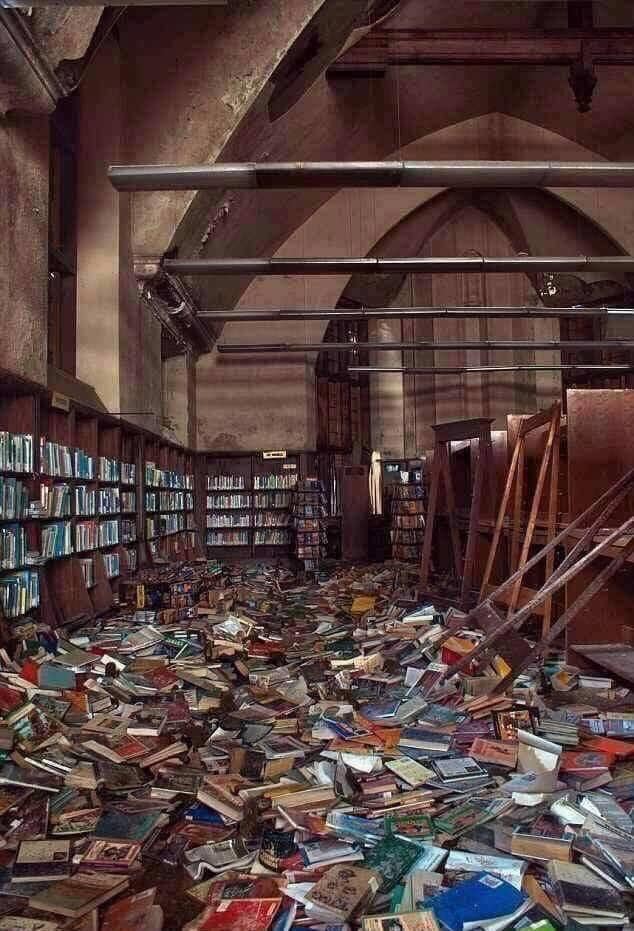 #fotodelgiorno: La Mark Twain Library di Detroit aperta nel 1940, abbandonata a causa della cattiva amministrazione e gestione, e demolita nel 2011