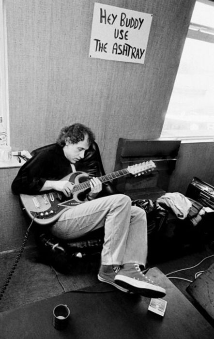 Mark Knopfler is linkshandig, maar speelt rechts gitaar. Er zijn meer linkshandige legendarische gitaristen: Kurt Cobain, Jimi Hendrix, Paul McCartney, Tonny Iommi, Otis Rush, Albert King, Dick Dale, Babyface, Bobby Womack en meer. #markknopfler #nonkelmuziek