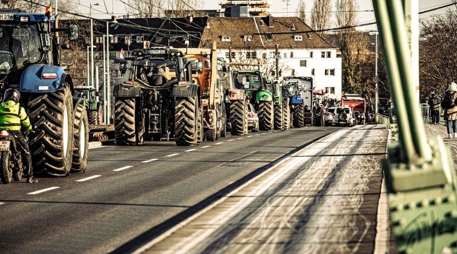 Welsh farmers are planning to drive their tractors through #Cardiff on #WorldFarmersDay to show their dissatisfaction with governmental policies 🏴󠁧󠁢󠁷󠁬󠁳󠁿🚜

farmersguide.co.uk/business/polit…

#WelshFarmers #Protest #FarmerProtest