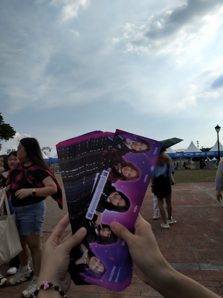 [🌠]

Where are you, WeGo? we're starting to distribute the handbanners! 

Location: right side infront of blue strapping zone

YGIG TOUCHDOWN AT KWAVE
#YGIGatKWAVEPH
#YGIG @ygig_official