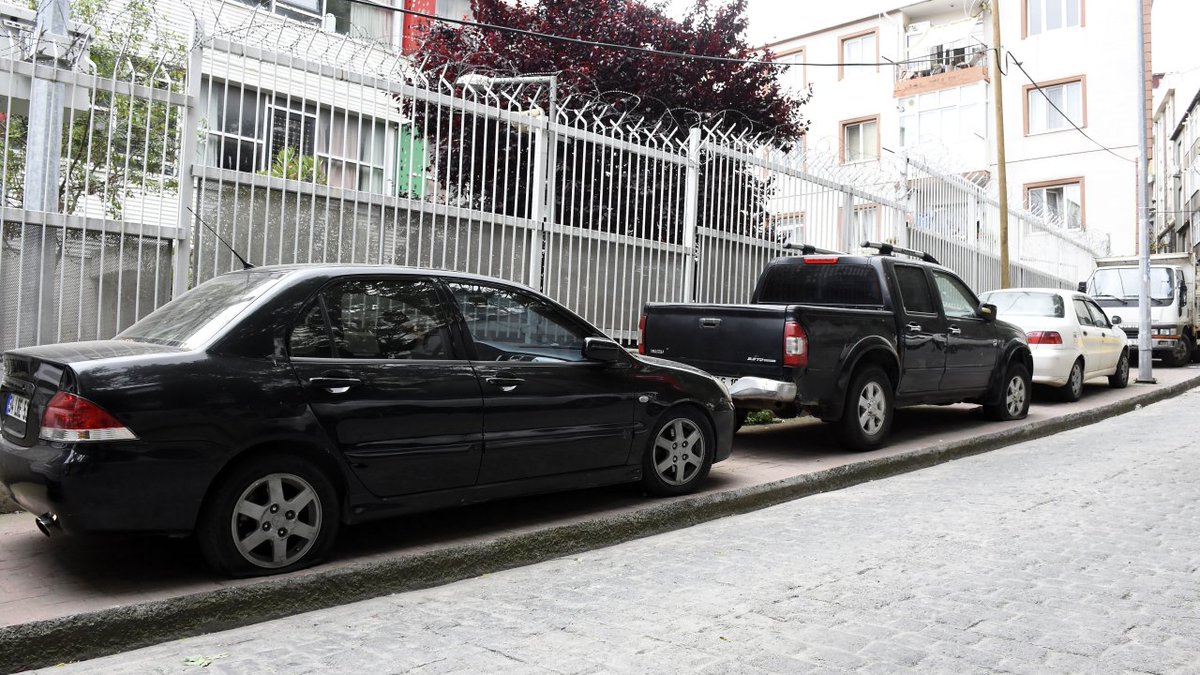 Kaldırımda park halindeki araçlara saldırı: Lastikleri bıçakla patlatıp kaçtı gazetedamga.com.tr/istanbul-haber…