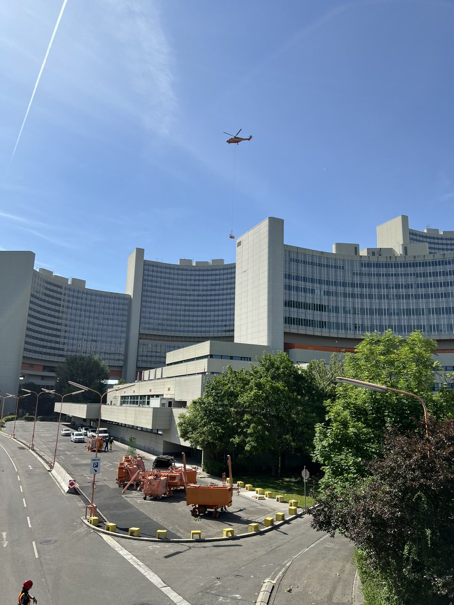 Wondered why a helicopter was flying over #UNVienna this morning - we're installing new rooftop gondolas for maintenance, repairs and cleaning our facades and windows. After 45 years, it’s time to upgrade to the latest safety standards in cooperation with our host country 🇦🇹.