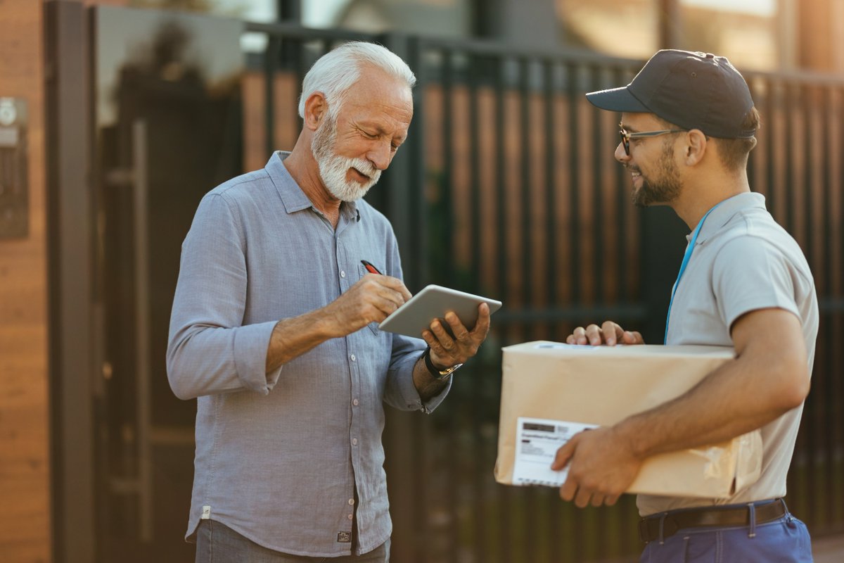 2/7⚡️ Say goodbye to long wait times! With Q-Commerce, your orders are fulfilled within 30 minutes, redefining convenience in online shopping. From local hubs to fast platforms, it's all about delivering what you need, when you need it. #QuickCommerce #InstantDelivery 🚚🕒