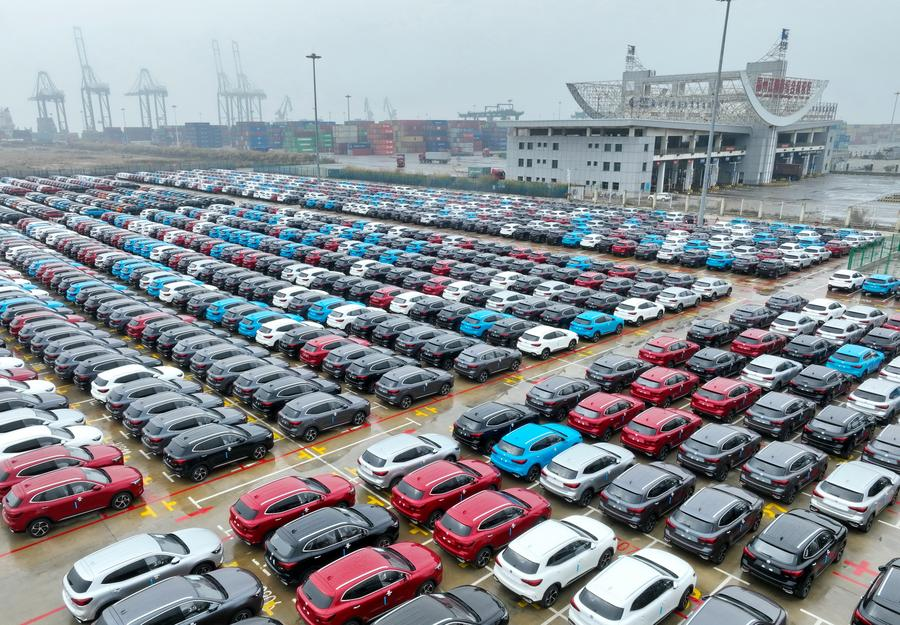 【前四月中國汽車出口182.7萬輛】據中國汽車工業協會，2024年1-4月，中國汽車出口182.7萬輛，同比增長33.4%；汽車產銷分別完成901.2萬輛和907.9萬輛，同比分別增長7.9%和10.2%；新能源汽車產銷分別完成298.5萬輛和294萬輛，同比分別增長30.3%和32.3%，市場占有率達到32.4%。