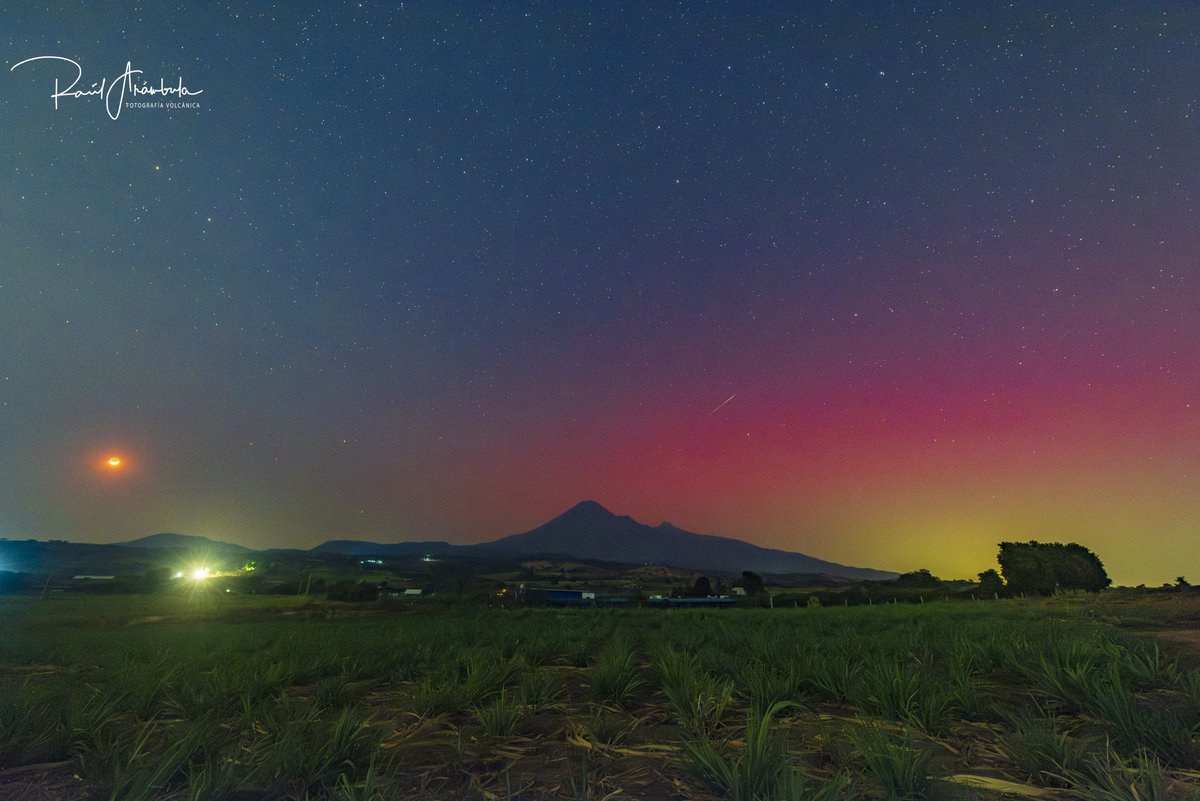M_Dr_Vulcano's tweet photo. ''Volcán de de Colima, con luna y aurora boreal''

Todavía no me lo puedo creer, después de ver que en las islas Canarias se estaban observado auroras boreales, y están a menor latitud que Colima, dije, es posible que se pueda ver también por acá. Así que subí todos mis triques https://t.co/ABsCSwYDQr