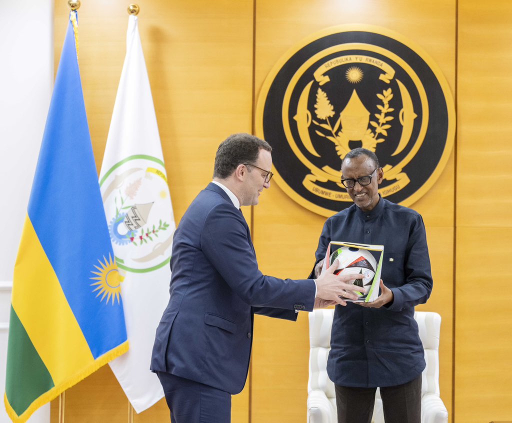 Zwei Stunden konnten wir mit Ruandas Präsidenten @PaulKagame aktuelle globale Herausforderungen, die gute Zusammenarbeit zwischen 🇷🇼 und 🇩🇪 sowie das Migrationsabkommen („Sicherer Drittstaat“) mit UK diskutieren. Dieses kann Vorbild für Deutschland und Europa sein.