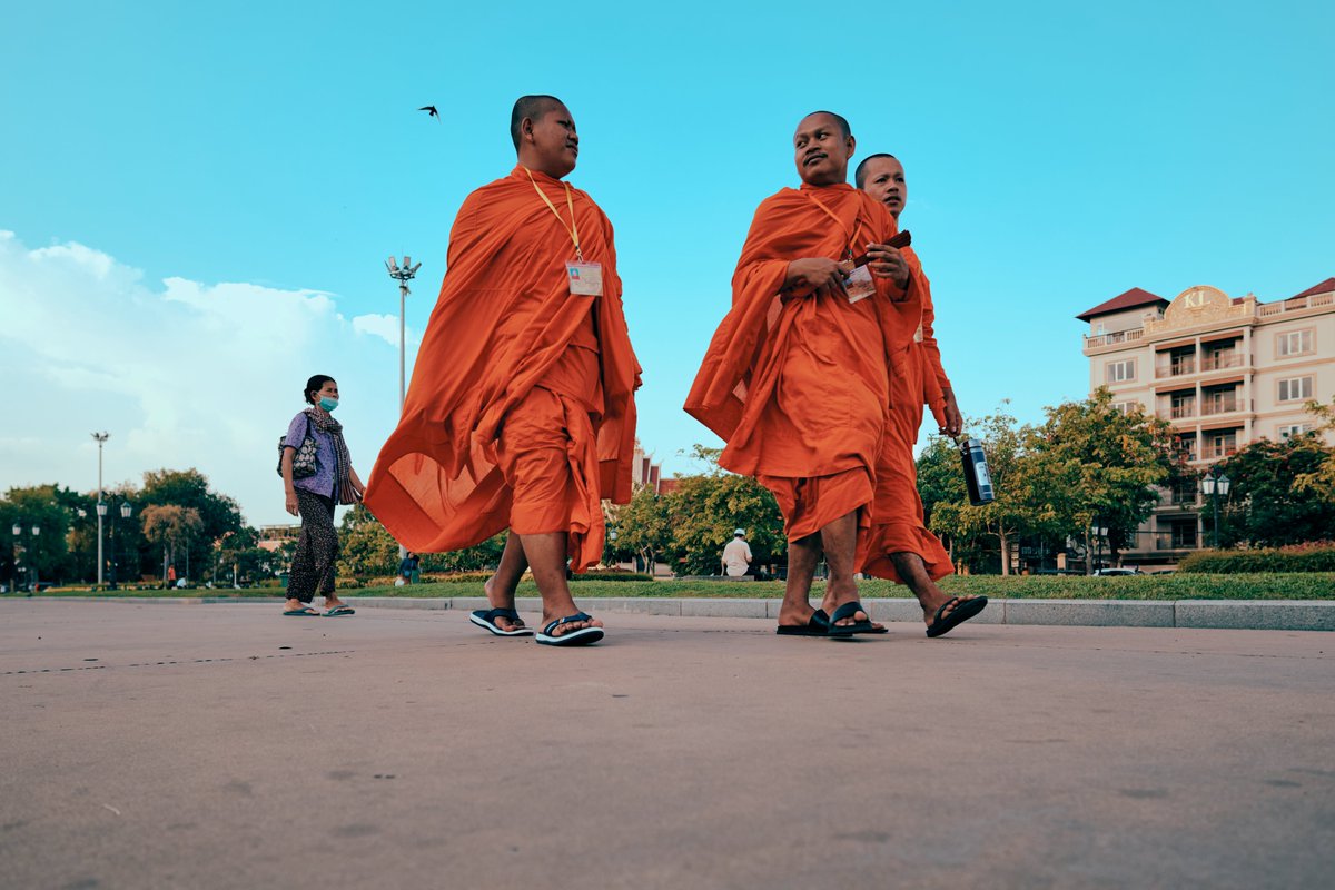 Three monks sharing a single fan
/
Trois moines qui se partagent un unique éventail

#Cambodia #PhnomPenh #StreetPhotography #Monopod
#Cambodge #PhotographieDeRue #PhotoDeRue