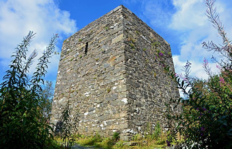 Yesterday's #WhereInDonegal from #WeLoveDonegal ♥ This one proved quite difficult. It was a folly called Mullaghagarry Tower (locally, 'The Steeple') near #Stranorlar built in the 19th c. as a folly by Henry Stewart from which to observe the stars. #Donegal #astronomy