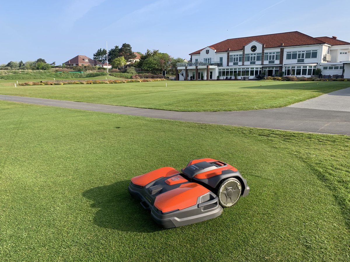 The night shift @Hillside_GC keeping the grass paths ready for play 👌