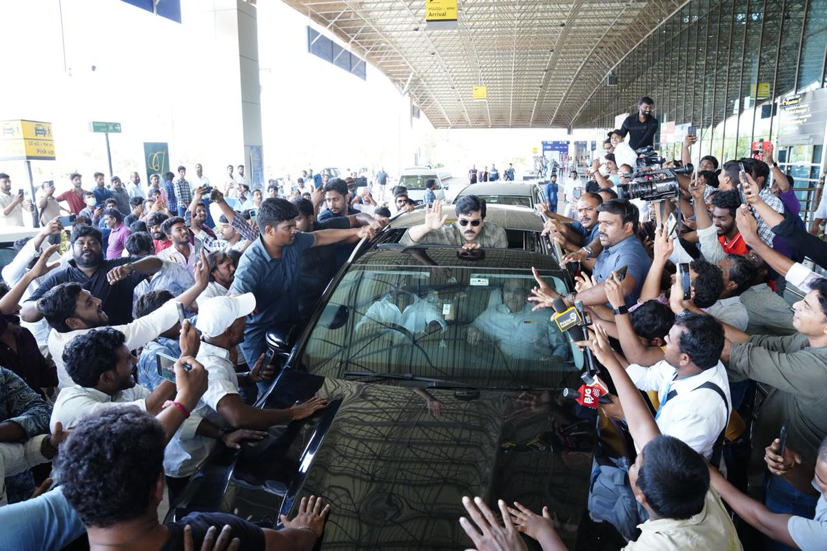 Global Star #RamCharan's arrival at Rajahmundry airport turns into a spectacle as fans shower him with love and adoration as he heads towards Pithapuram to visit Sri Kukkuteswara Swamy Temple😍

#GlobalStarRamCharan 
#RamCharan #DrRamCharan
@alwaysramcharan
#DrKonidelaRamCharan