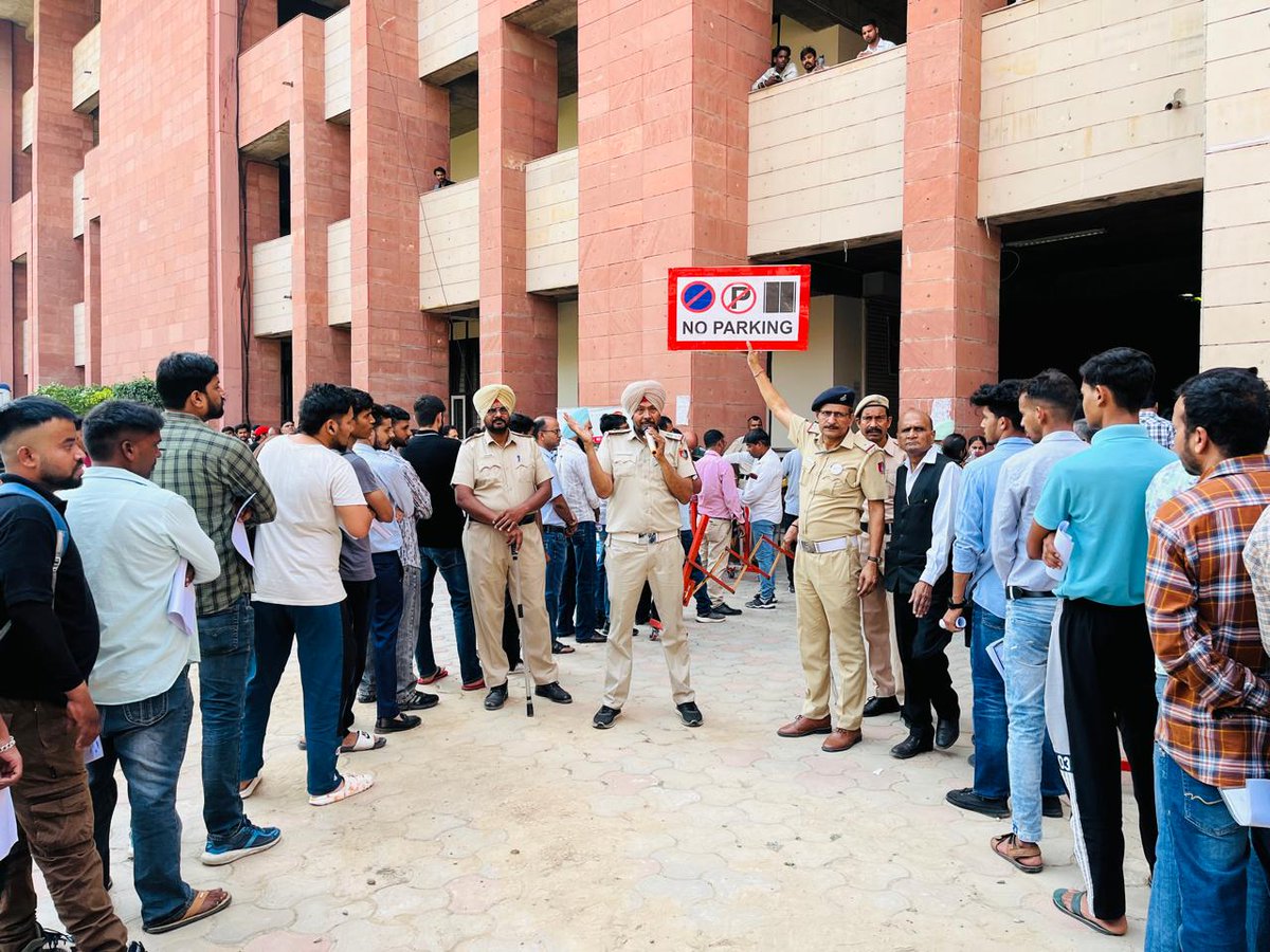 #Roadsafetyawareness session was conducted for the person who came for disposal of their traffic violation Challans in “LOK ADALAT” at District court sec. 43 Chandigarh. During this awareness session, a special emphasis was given on:-