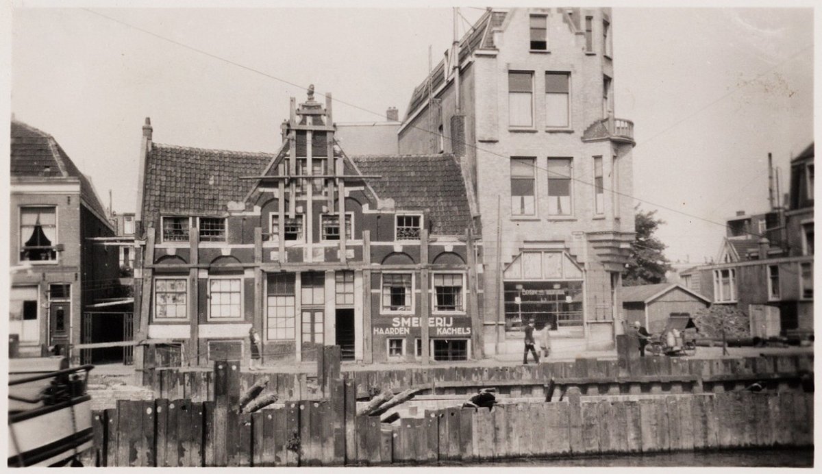 De vele gezichten van het Aalsmeerder veerhuis, zie ook theobakker.net/pdf/kostverlor… - Parool & Echo - Aartman 1755 - 1907 met bomen - ingepakt 1944 met restanten sluis?