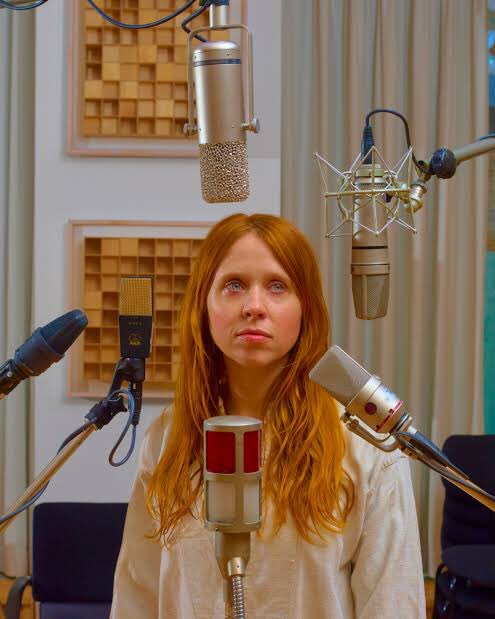 DIY Artist Spotlight 🌟🎸

Today we are going to talk about a very talented artist who has incorporated AI at a point in their music.

And today's artist is HOLLY HERNDON✨