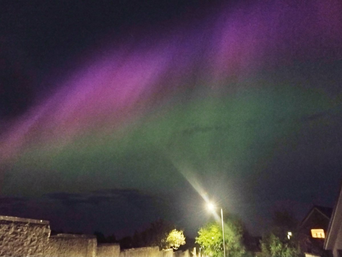 Aurora in Dundee last night - so bright it showed clearly against the glare of street lamps. The northern skyline was still glowing with sunlight, our best views were looking to the south. Thrilling.