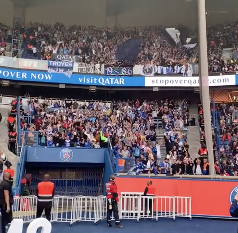 Remontada_YT's tweet photo. Mai 2022 : parcage complet pour un super match nul au Parc, suivra le premier maintien en Ligue 1 depuis 15 ans.

Mai 2024 : parcage vide à Laval pour le match de la relégation officielle en National.

😐 https://t.co/waF5KvNUGw