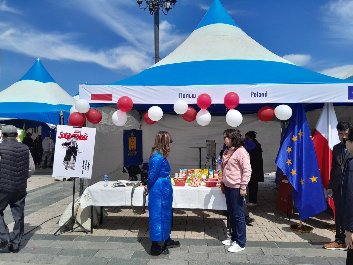 Ambulances and fire engines delivered within the framework of 🇵🇱🇲🇳 governmental credit agreement on display in Ulaanbatar today. #EuropeDay2024 #20YearsTogether