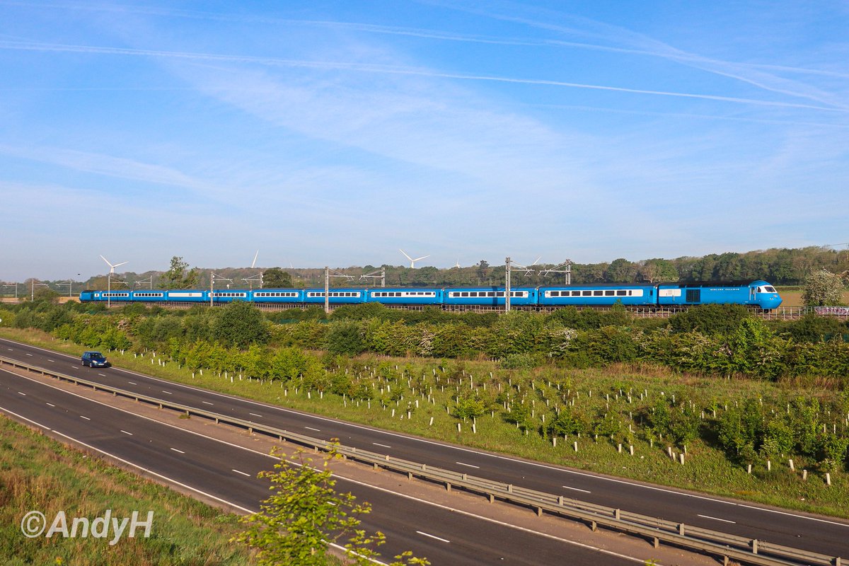 A stunning sight early this morning as @LocoServicesGrp #MidlandPullman #HST set headed down the Corby line working 'The Settle to Carlisle & Tyne Valley Pullman'. 1Z43 05.57 St.Albans City to Carlisle is seen alongside the A43 near Great Oakley with 43055 & 43047. #LSL 11/5/24