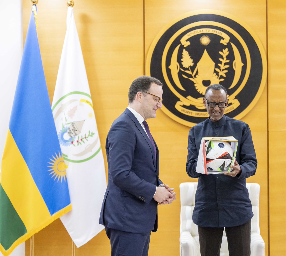 We had the great honor of exchanging views with Rwanda's President @PaulKagame for two hours - discussing current global challenges, the migration agreement with the UK, and the good cooperation between 🇷🇼 and 🇩🇪. We aim to further expand this. Thanks for that privilige, Mr…