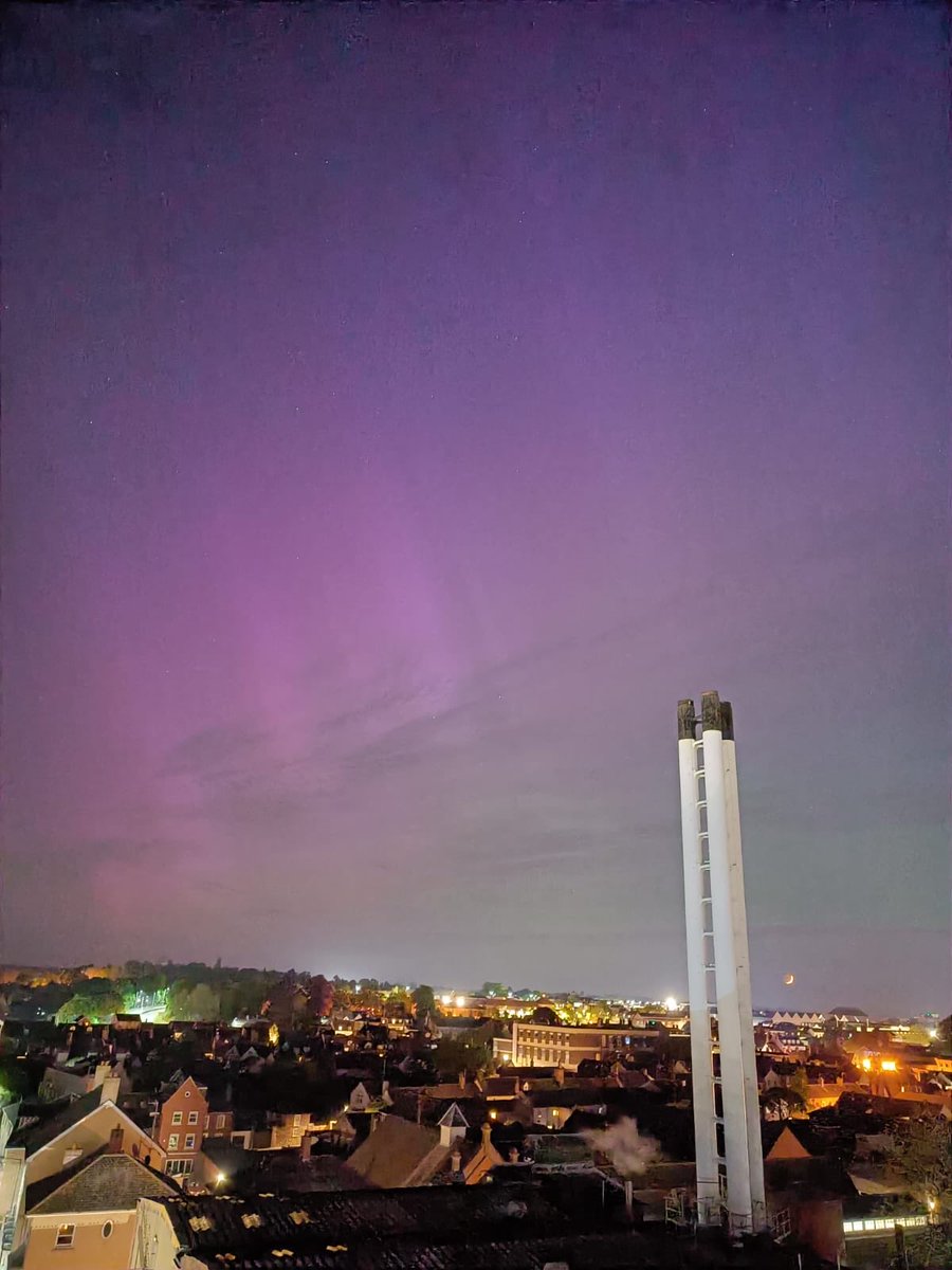 My son Marcus took these pictures of the #northernlights from on top of the brew house of ⁦@greeneking⁩ last night . Maybe it was to celebrate passing his brewing exams and probably being the youngest brewer at 18 in the country.
