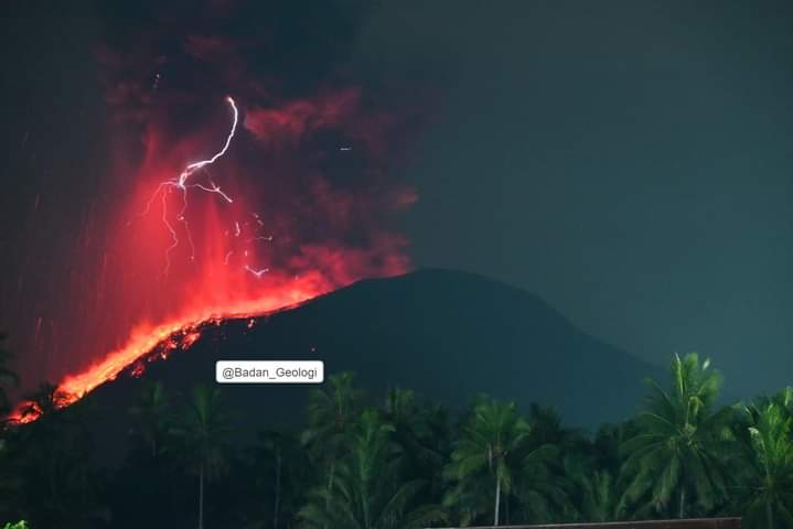 #Indonesia 🌋 Pulso eruptivo del volcán Ibu, ubicado en West Halmahera Regency, North Maluku, caotado la mañana del sábado con una altura de erupción observada de 4 km. 📸: @Badan_Geologi