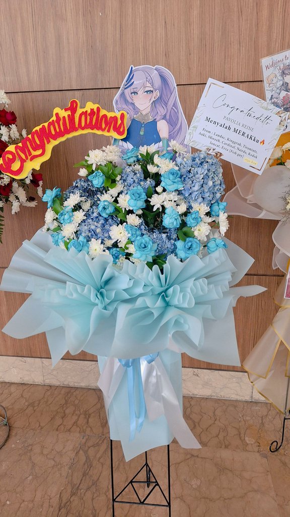 We have bouquet for tante Reine at CF18! Yang mau nyamperin atau foto buketnya bisa ke lobby samping Hall 10 ya guys 🔥 #comifuro18