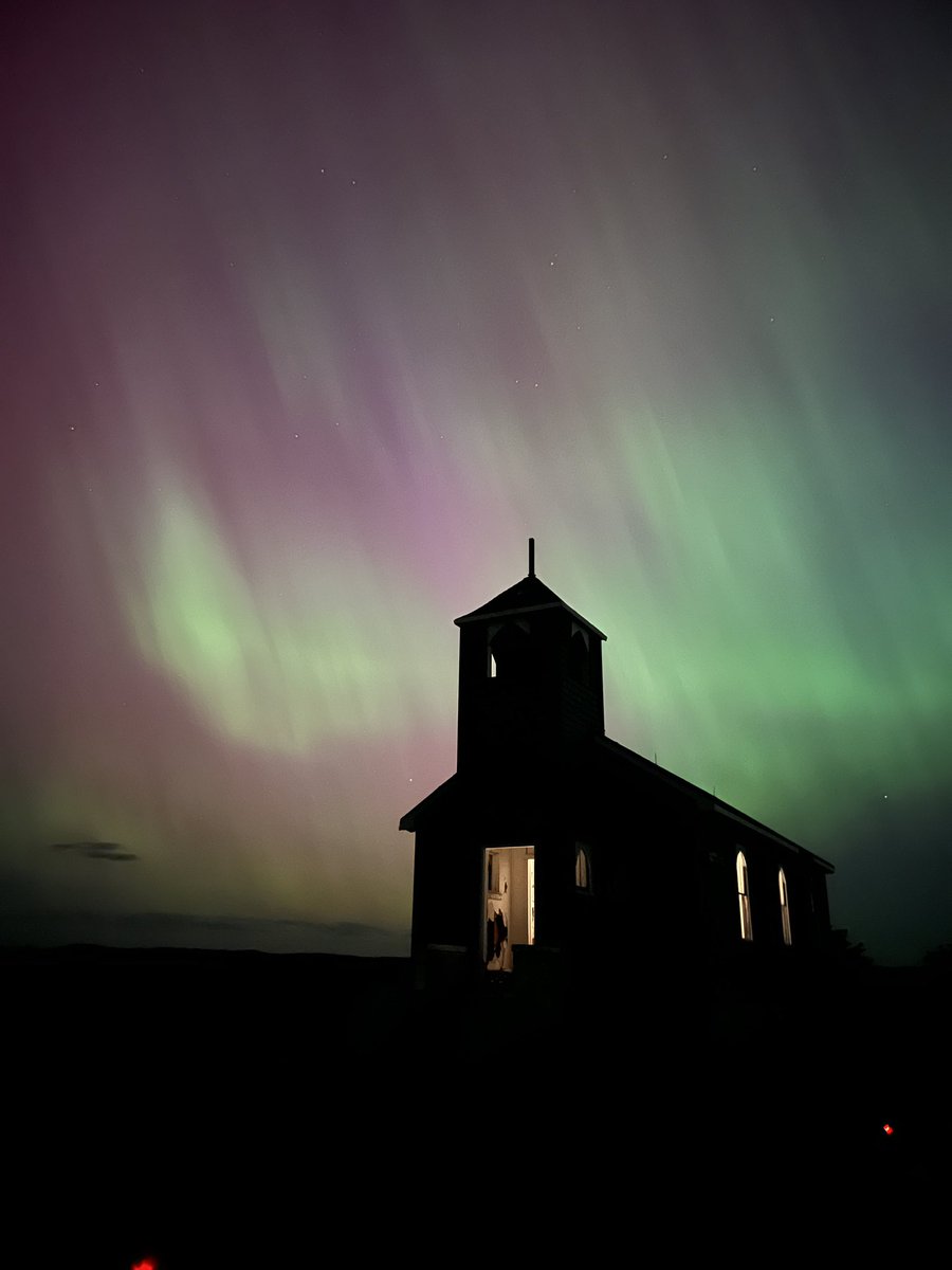 laurenbacawx's tweet image. I never thought I would experience pulsing aurora overhead in the United States. South Dakota came through. It’s 3 am and we are just now wrapping up. Time to sleep all day and do it over again tonight! I love solar max!